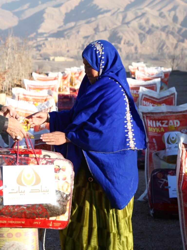 Bayat Foundation Provides Winter Aid to 100 Families in Bamiyan (4)
